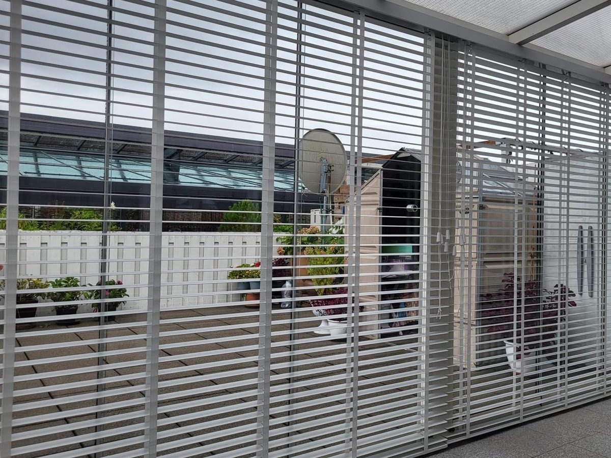 Veranda met aluminium jaloezieën